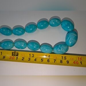 VTG BEAUTIFUL AQUA CHUNKY LONG LUCITE SWIRL NECKLACE